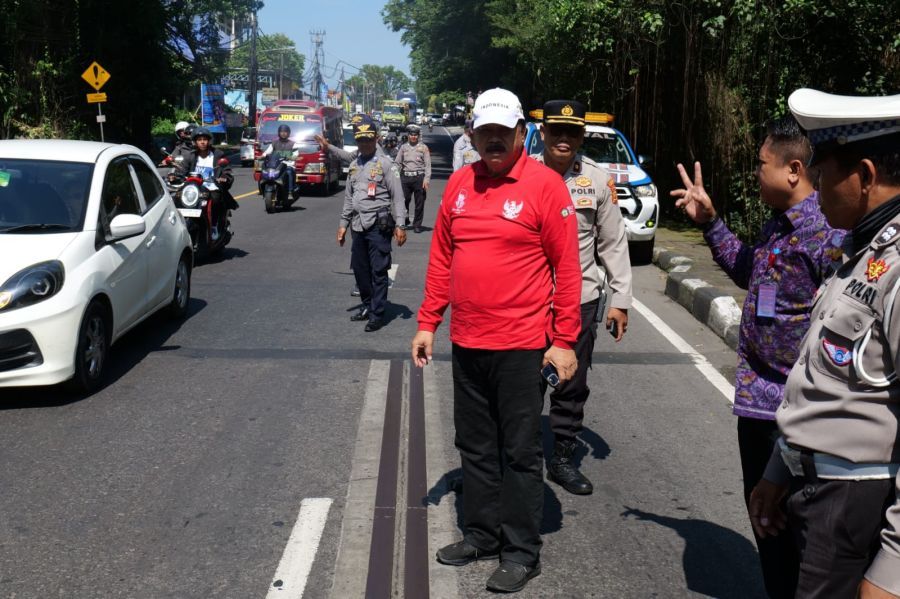 Wabup Dirgaturun langsung meninjau Jembatan Tukad Yeh Ge dan Tukad Yeh Sungi di Jalan Abiantuwung, Rabu (12/11/2025). (foto/prokopimtabanan)