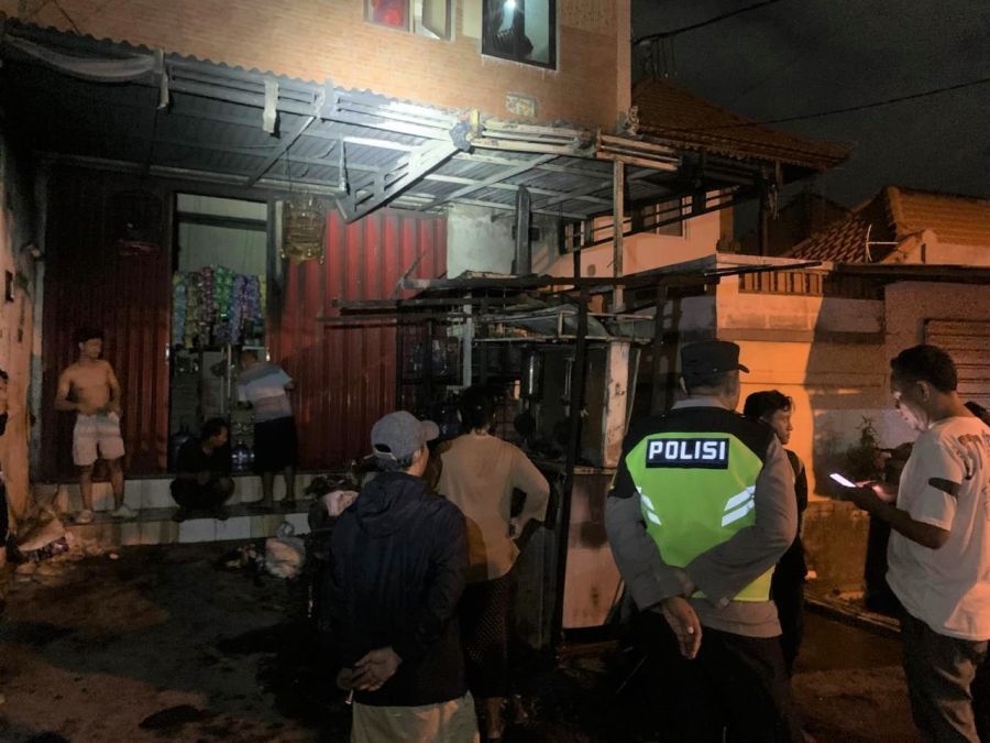 Polisi memeriksa lokasi kebakaran tangki Pertamini dan sepeda motor yang berada di warung kelontong di Jalan Tukad Yeh Aya IX Nomor 7, Renon, Denpasar Selatan, Denpasar, Bali, Kamis (30/7/2026). (foto/hes)