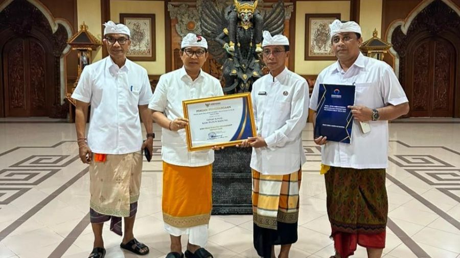 Bupati Badung I Wayan Adi Arnawa saat menyerahkan Piagam Penghargaan kepada Kadis Sosial Badung I Gde Eka Sudarwitha di Puspem Badung, Bali, Selasa (14/7/2026). (foto/adi)