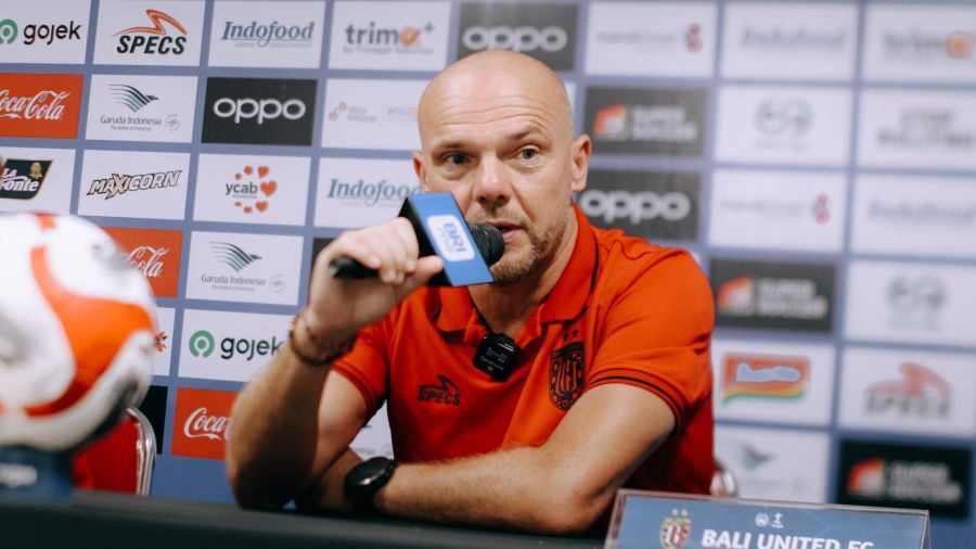 Pelatih kepala Bali United, Johnny Jansen memberi keterangan jelang laga melawan Persijap di Stadion Kapten I Wayan Dipta, Gianyar, Bali. (baliutd)