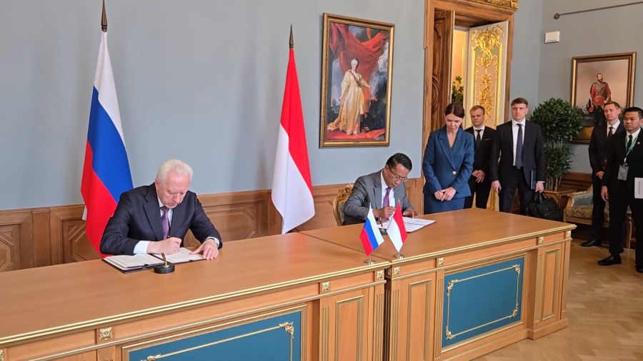 Menteri Hukum RI Supratman Andi Agtas bersama Jaksa Agung Rusia Aleksandr V. Gutsan menandatagani Kerja Sama Hukum di Gedung Kejaksaan Agung, Rusia di St. Petersburg, Rabu (24/6/2026). (foto/KemenkumRI)