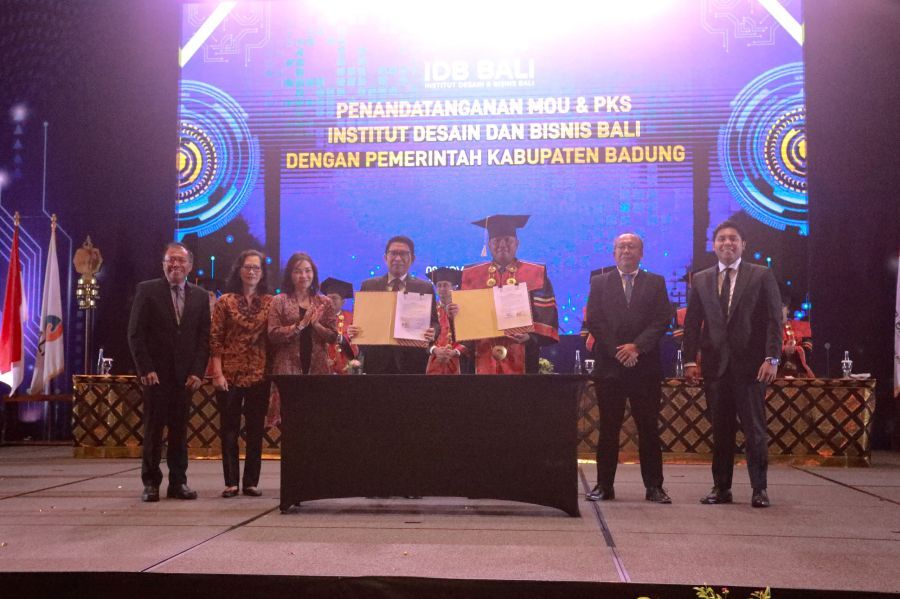 Bupati Adi Arnawa menghadiri acara Wisuda IDB Bali Tahun 2025 dan penandatanganan MoU antara Pemkab Badung dengan Rektor IDB Bali di The Meru Sanur, Sabtu (8/11/2025). (foto/adi)