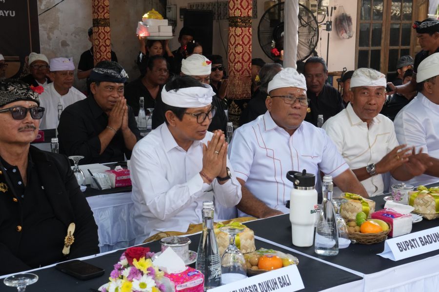 podiumnews.com-Teken Prasasti di Bualu, Bupati Badung Sebut Budaya Garda Pariwisata
