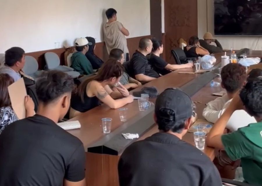 Polresta Denpasar dan Polsek Kuta menggerebek guest house yang diduga menjadi markas penipuan daring di kawasan Jalan Bypass Ngurah Rai, Gang Karang Sari, Kelurahan Kedonganan, Kecamatan Kuta, Kabupaten Badung, Bali, Senin (27/4/2026). (foto/hes)