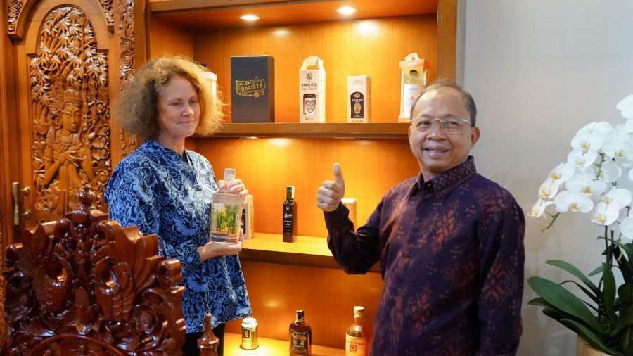 World Bank Country Director untuk Indonesia Carolyn Turk bertemu dengan Gubernur Bali, Wayan Koster, di Jaya Sabha, Denpasar, Bali, Jumat (22/5/2026). (foto/sukadana)