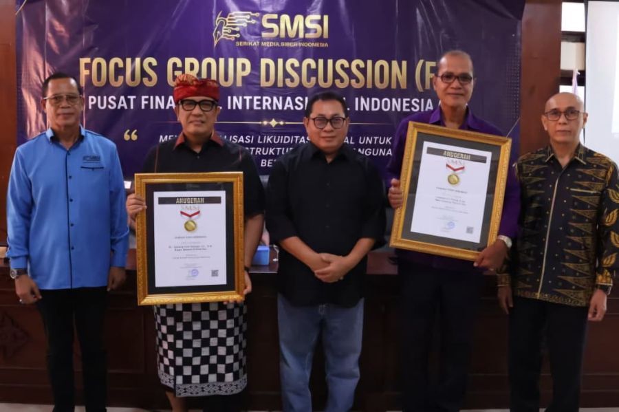 podiumnews.com-Terima Anugerah Sahabat Pers Indonesia, Bupati Tabanan Dorong Sinergi