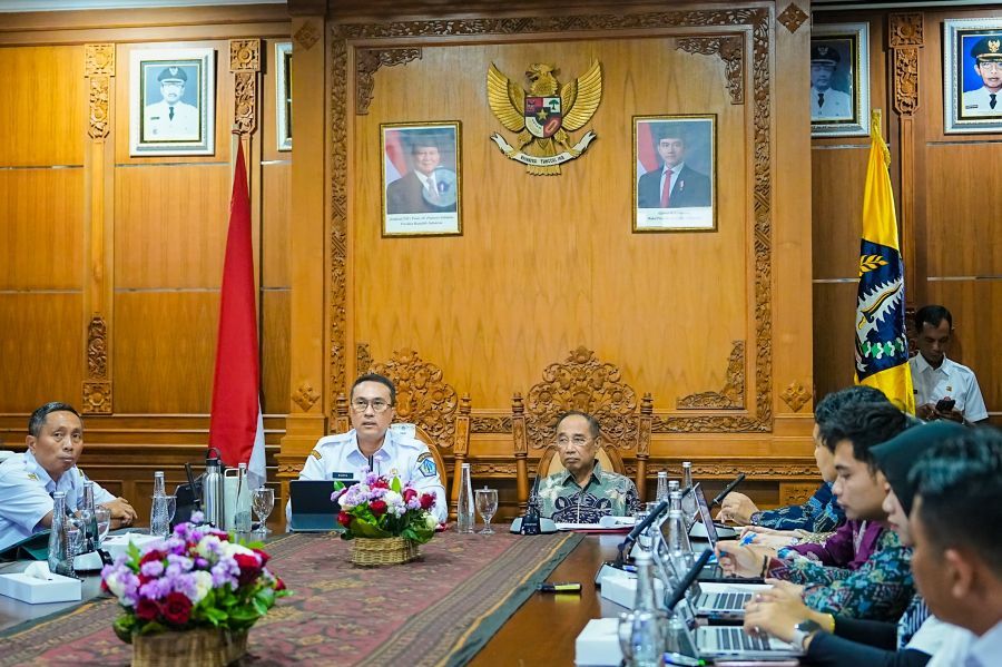 Sekda Badung Ida Bagus Surya Suamba saat menerima audiensi Ketua Dewan Pengawas KPK, H. Gusrizal di Ruang Pertemuan Nayaka Gosana I, Puspem Badung, Bali, Rabu (15/7/2026). (foto/adi)