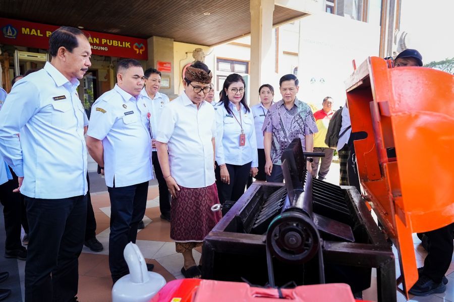 podiumnews.com-Terima Mesin Pencacah Sampah Organik, Bupati Badung Apresiasi The Apurva Kempinski 
