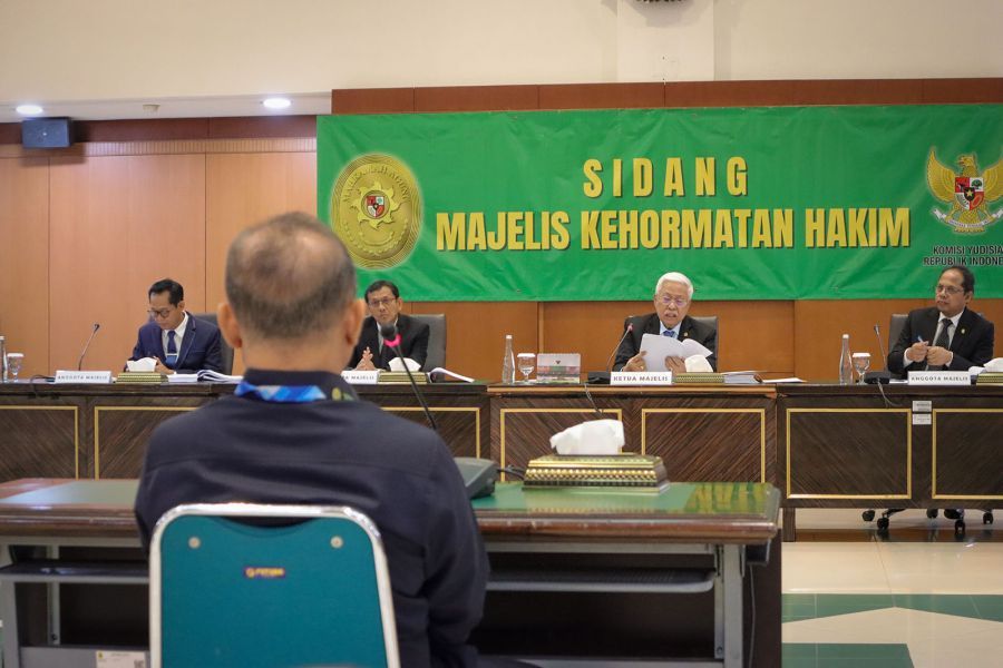 podiumnews.com-Terima Uang dari Advokat, Hakim Dijatuhi Sanksi Pemberhentian Tetap