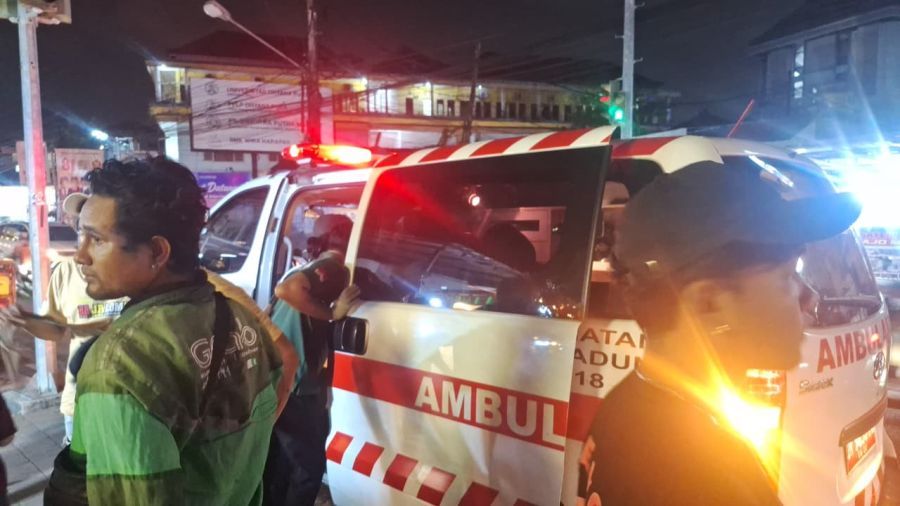 Petugas ambulans mengevakuasi mayat OMLO, pengendara sepeda motor yang tewas terjatuh ke sungai di Jalan Tangkuban Perahu, Padangsambian Klod, Denpasar Barat, Denpasar, Bali, Senin (26/10/2026). (foto/hes)