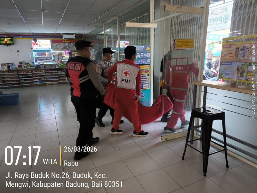 Petugas mengevakuasi mayat YR, yang tewas gantung diri di tempat kerjanya di Jalan Raya Buduk No. 26, Desa Buduk, Kecamatan Mengwi, Kabupaten Badung, Bali, Rabu (26/8/2026). (foto/hes)