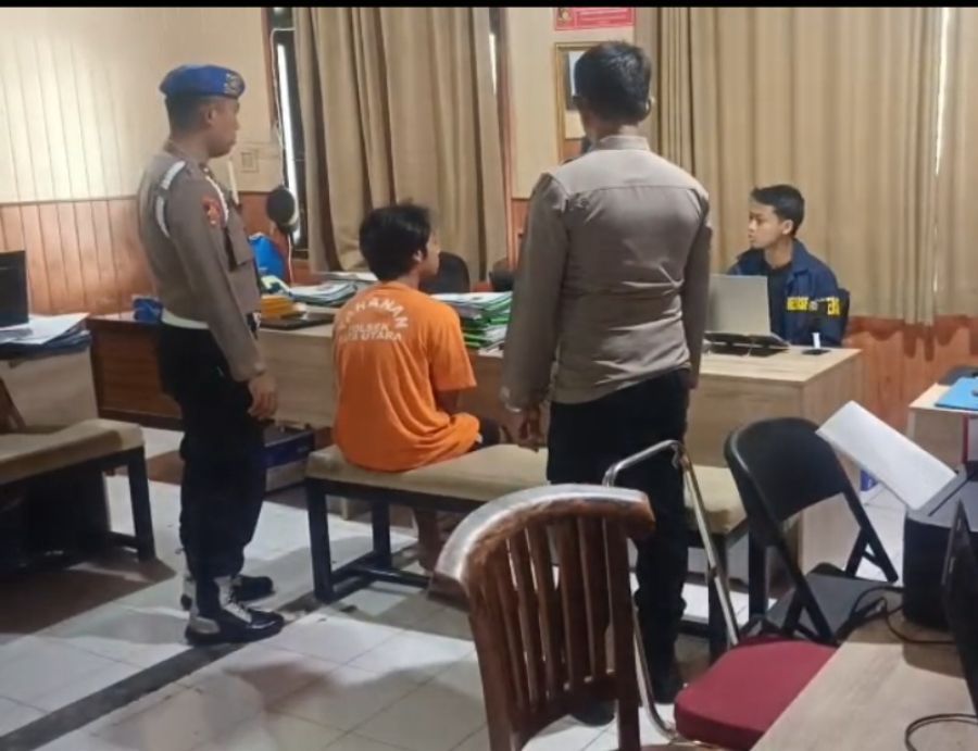 Pria berinisial A, pelaku penusukan di salon kecantikan Jinar Beauty & Wellness di Jalan Batu Belig No. 99, Kecamatan Kuta Utara, Badung, Bali, saat diperiksa polisi. (foto/hes)