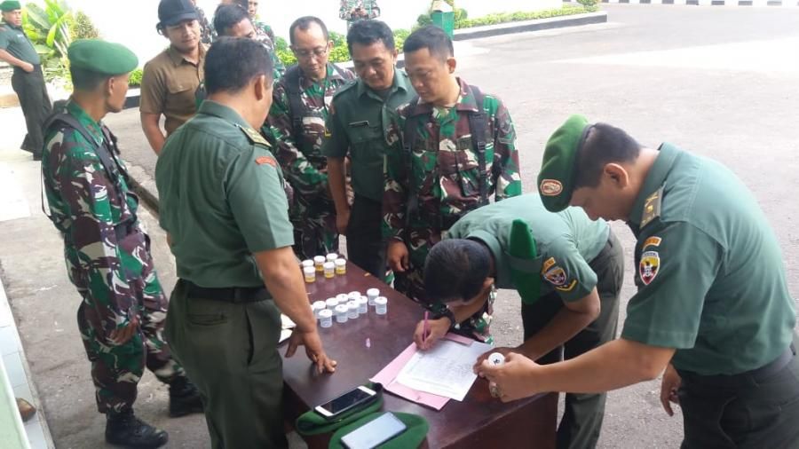 podiumnews.com-30 Personel Makorem 163/Wira Satya Lakukan Tes Urine