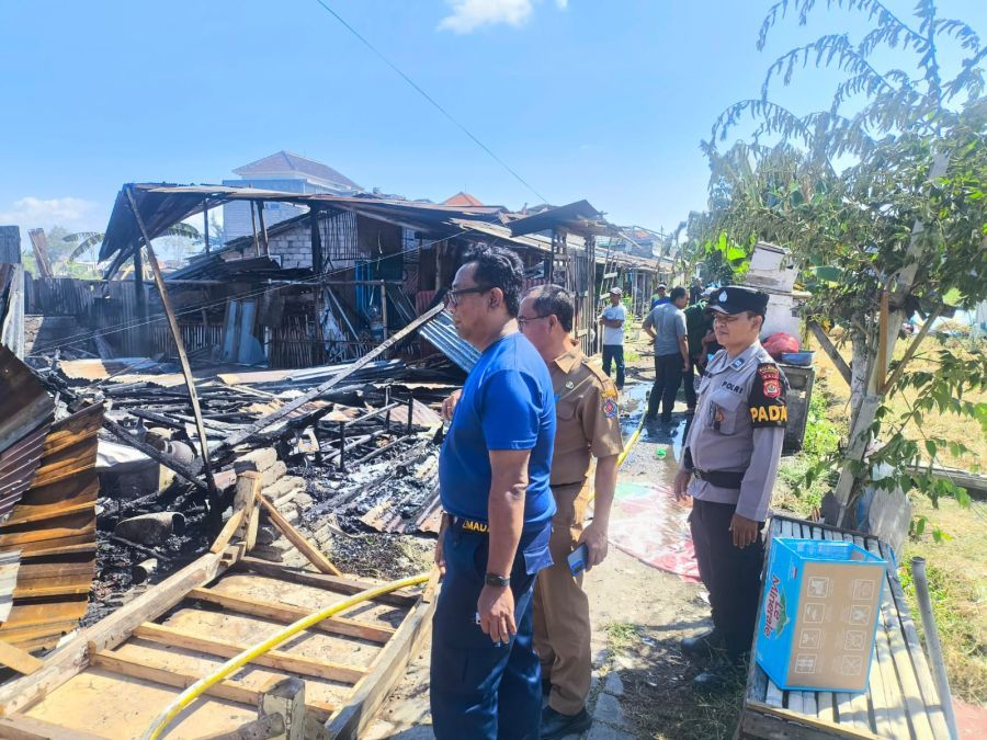 podiumnews.com-Tiga Bangunan Terbakar di Pedungan, Kerugian Rp530 Juta