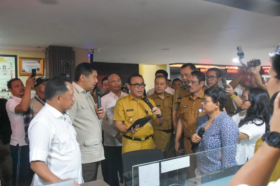 Walikota Denpasar, I Gusti Ngurah Jaya Negara bersama Wakil Walikota Denpasar, I Kadek Agus Arya Wibawa serta Sekda Kota Denpasar, Ida Bagus Alit Wiradana saat mendampingi kunjungan  Menteri Perumahan dan Kawasan Permukiman (PKP) RI, Maruarar Sirait bersama Menteri Dalam Negeri, Mohammad Tito Karnavian dan Kepala Staf Kepresidenan RI, M. Qodari di Kota Denpasar, Bali, Senin (24/11/2025). (foto/sukadana)