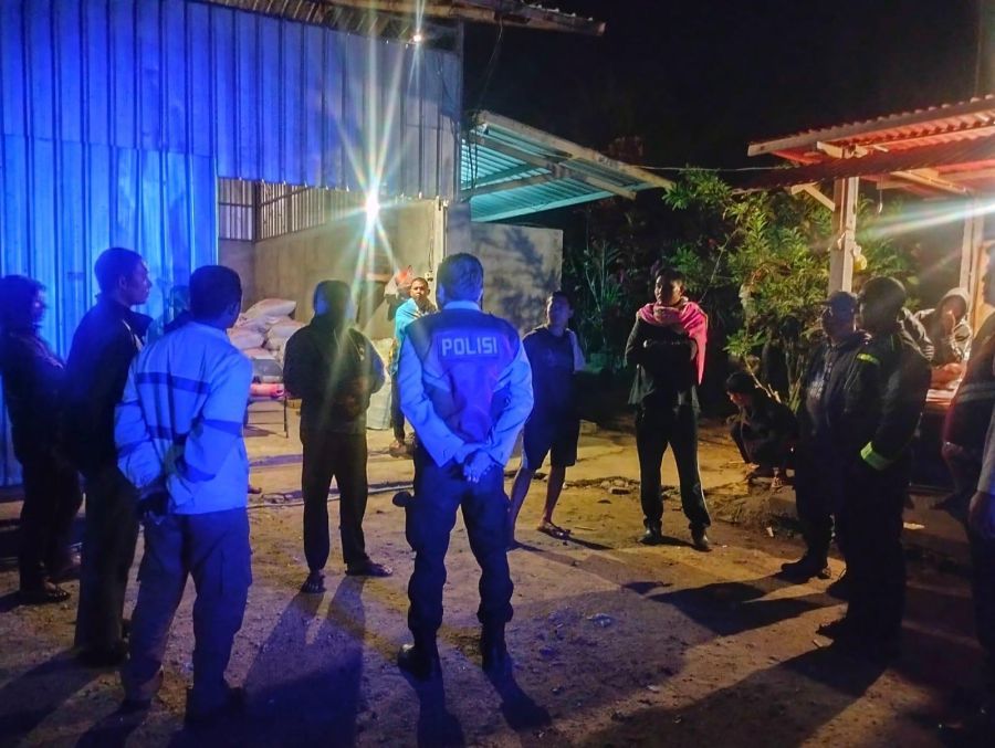 Tiga pekerja menjadi korban dugaan pengeroyokan sekelompok orang tak dikenal di area parkir kandang ayam boiler di Banjar Batu Bayan, Desa Taman, Kecamatan Abiansemal, Kabupaten Badung, Bali, Selasa (18/8/2026). (foto/hes)
