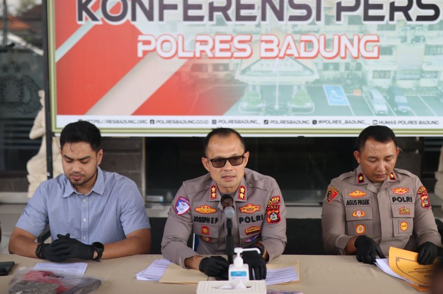 Kapolres Badung, AKBP Joseph Edward Purba memberi penjelasan tentang penangkapan tiga begal pemotor yang beraksi di wilayah Kerobokan, Kuta Utara, Badung, Bali, Sabtu (21/2/2026) lalu. (foto/hes)