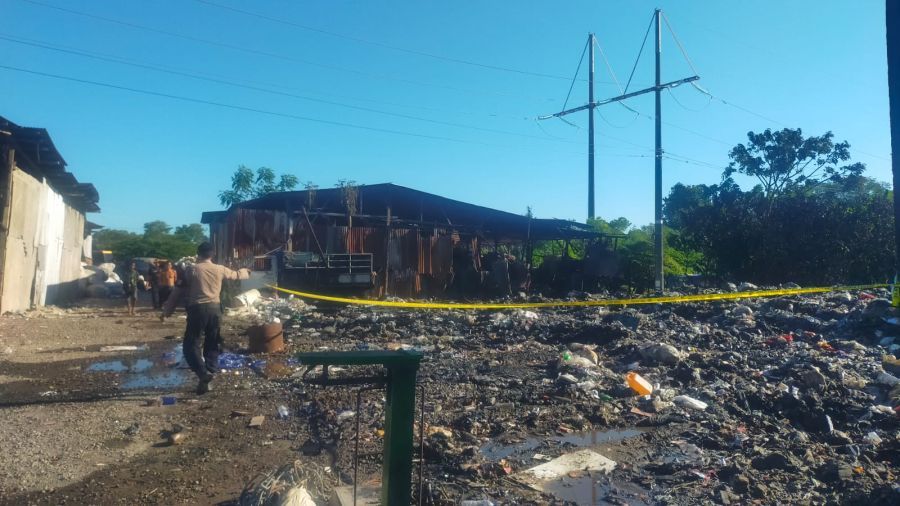 Tiga unit rumah bedeng barang rongsokan di Jalan TPA Suwung Banjar Pesanggaran, Kelurahan Pedungan, Denpasar Selatan, Denpasar, Bali, ludes terbakar, Selasa (14/4/2026). (foto/hes)