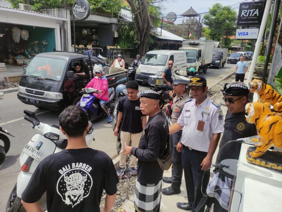 podiumnews.com-Tim Gabungan Tertibkan Kendaraan yang Parkir Liar di Sanur
