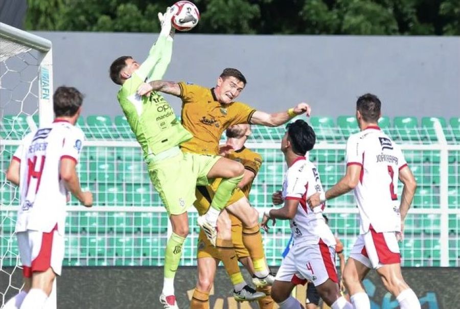 Terjadi perebutan bola di depan gawang The Guardians pada laga Bhayangkara Presisi Lampung FC vs Bali United pada laga pekan ke-12 Super League 2025/26, Jumat (7/11/2025). Pada laga itu, Bhayangkara FC menang atas Serdadu Tridatu 2-1. (IG Bhayangkara FC)