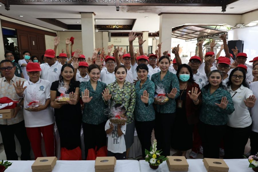 Ketua TP PKK Kota Denpasar, Ny. Sagung Antari Jaya Negara dan Sekretaris I TP PKK Kota Denpasar, Ny. Ayu Kristi Arya Wibawa saat meninjau pelaksanaan Posyandu Paripurna dan Posyandu 6 SPM ini di Banjar Celagi Gendong, Kelurahan Pemecutan, dan Banjar Panti, Kelurahan Sanur, Denpasar, Bali, Jumat (20/2/2026). (foto/sukadana)