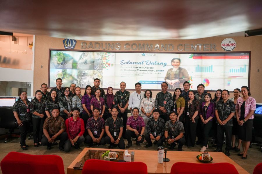 Bunda Literasi Digital Kabupaten Badung, Nyonya Rasniathi Adi Arnawa saat membuka pelatihan dan penguatan mental bagi petugas BCC di Kantor Diskominfo Badung, Bali, Selasa (6/10/2026). (foto/adi)