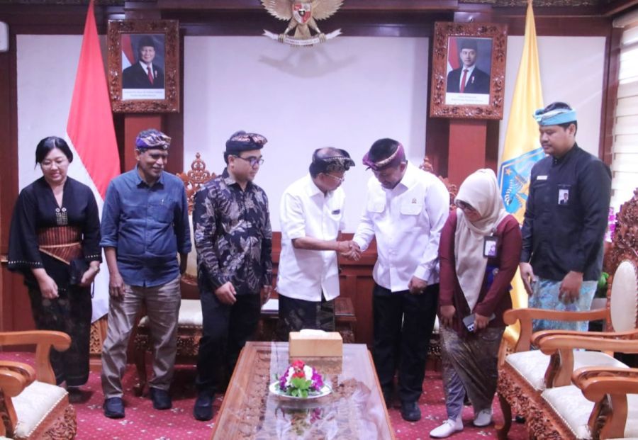 Gubernur Bali Wayan Koster saat menerima jajaran Ombudsman RI dan Ombudsman Perwakilan Provinsi Bali di Kantor Gubernur Bali, Renon, Denpasar, Bali, Kamis (23/7/2026). (foto/sukadana)