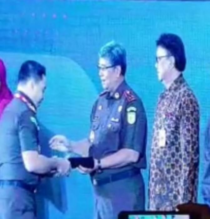 Kejari Badung Terima Penghargaan Zona Integritas Menuju WBK