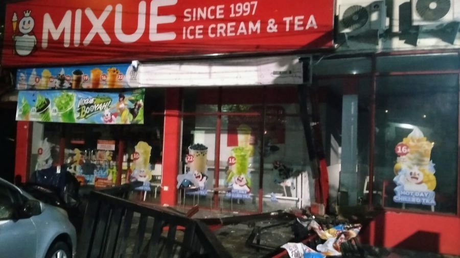 Toko Mixue di Simpang Empat Gatot Subroto (Gatsu) Timur, Denpasar Timur, Denpasar, Bali, rusak parah setelah ditabrak mobil Suzuki Jimny, Selasa (27/10/2026) malam. (foto/hes)