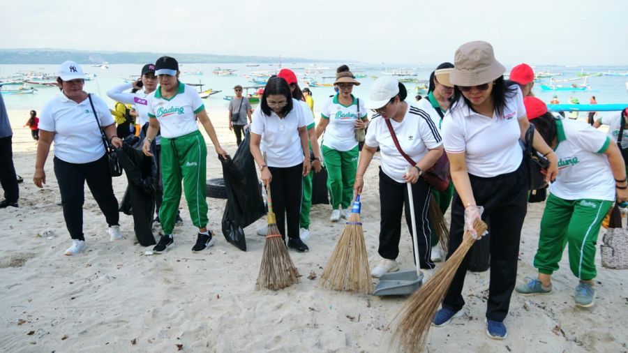 TP PKK Badung Gelar Bersih-bersih Pantai Kelan