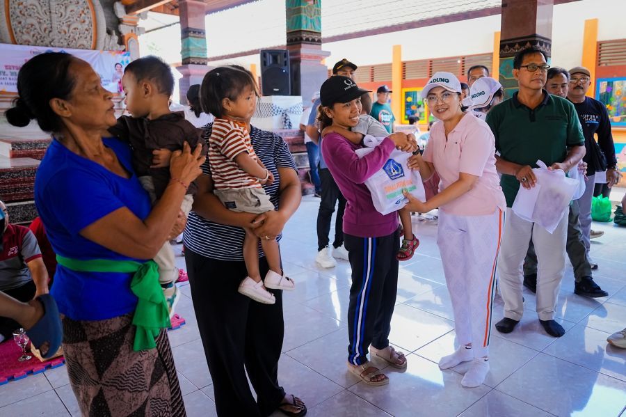 Ketua TP PKK Badung Ny. Rasniathi Adi Arnawa saat melaksanakan aksi sosial Badung Peduli di Desa Sedang, Abiansemal, Minggu (5/4/2026). (foto/sukadana)