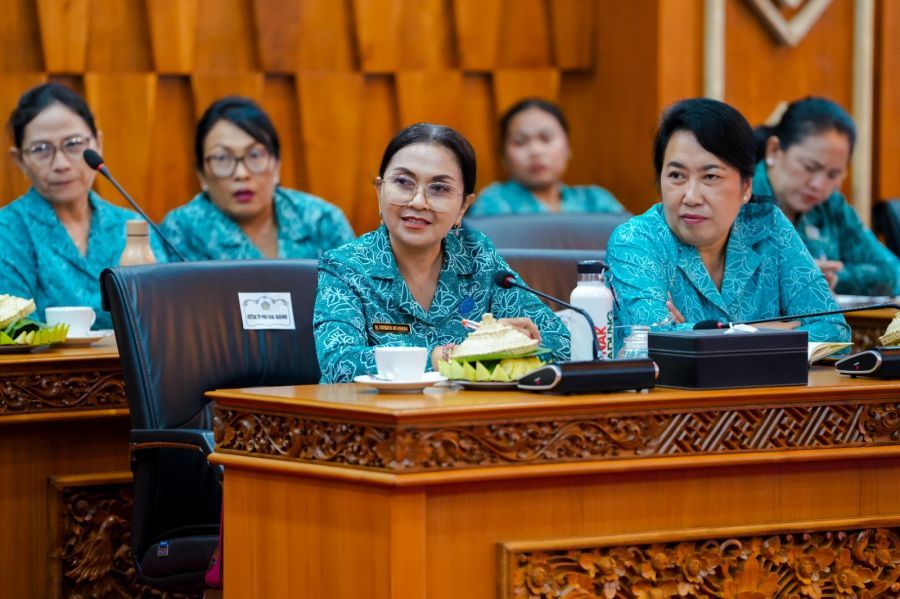 Ketua TP PKK Badung Nyonya Rasniathi Adi Arnawa menghadiri Rakor Persiapan Puncak HKG PKK ke-54 Provinsi Bali di Gedung Kertha Sabha, Denpasar, Senin (19/1/2026). (foto/sukadana)
