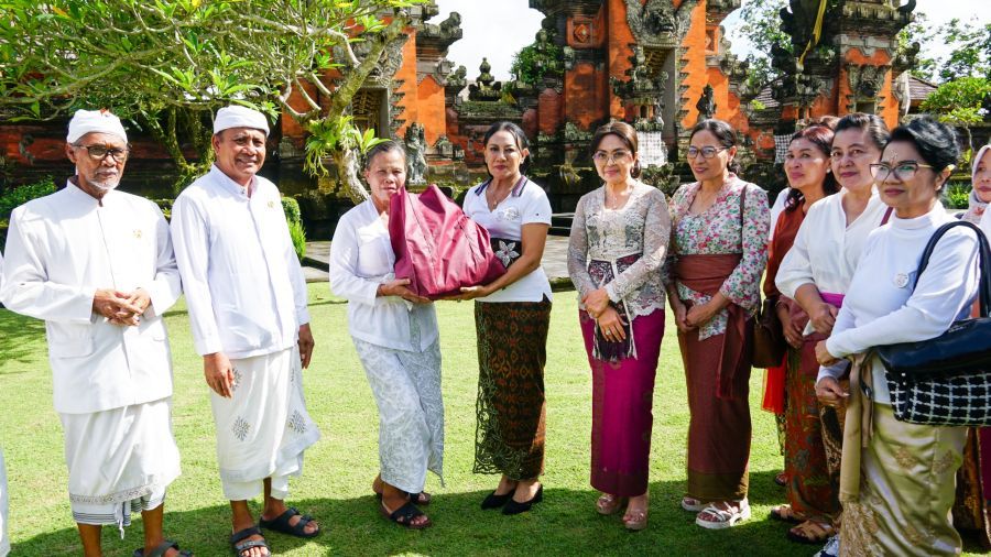 podiumnews.com-TP PKK dan Forum Puspa Badung Mereresik dan Sembahyang Bersama