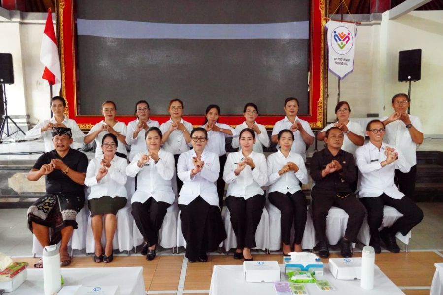 Ketua TP Posyandu Bali Putri Koster saat Aksi Sosial Membina & Berbagi Tahun 2025, Senin (10/11/2025) di Jembrana. (Foto/Sukadana)