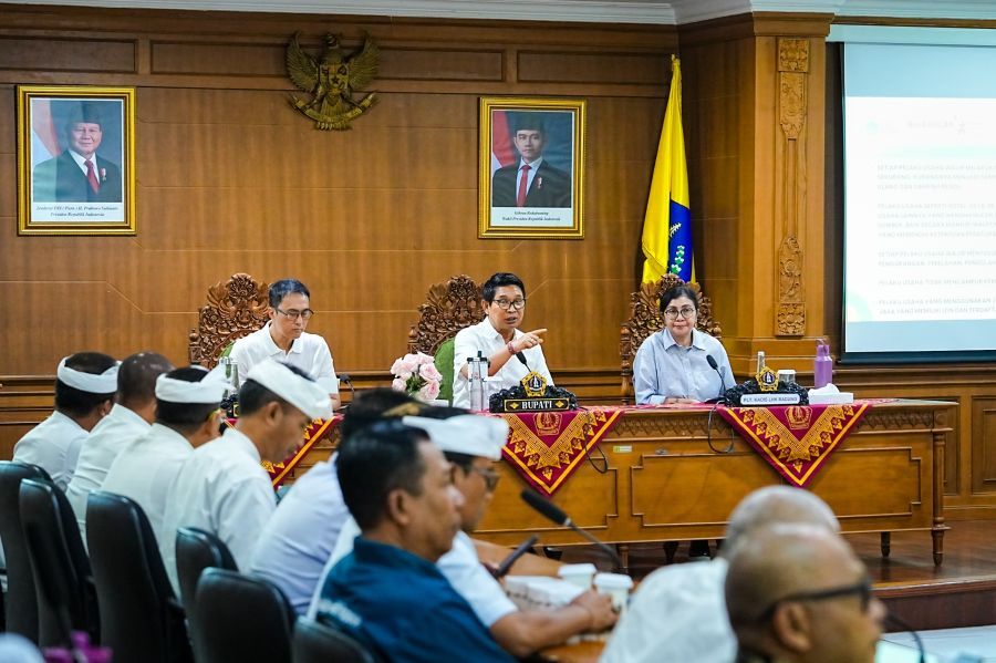 Bupati Badung I Wayan Adi Arnawa memimpin rapat koordinasi percepatan pengelolaan sampah berbasis sumber di Puspem Badung, Minggu (15/3/2026). (foto/sukadana)
