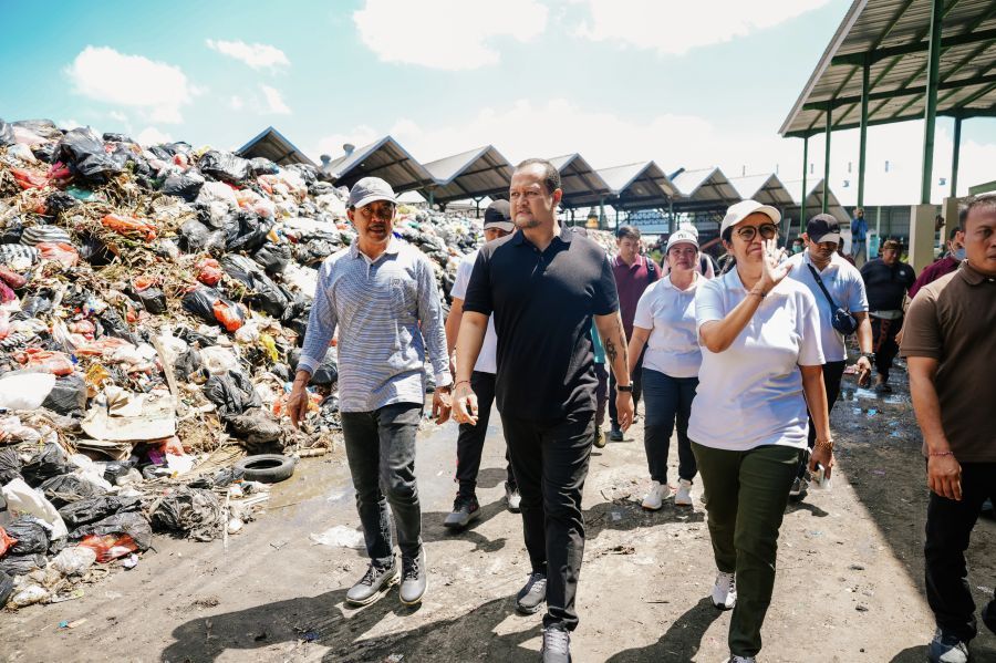 Wabup Badung Bagus Alit Sucipta meninjau langsung TPST Mengwitani saat kunjungan kerja, Minggu (12/4/2026). (foto/sukadana)