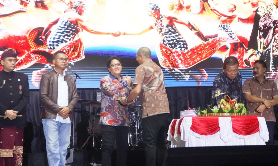 Wakil Gubernur Bali, I Nyoman Giri Prasta, saat menutup secara resmi Karangasem Festival 2026 serangkaian peringatan Hari Jadi Kota Amlapura ke-386 di Taman Budaya Candra Bhuana, Amlapura, Karangasem, Bali, Senin (22/6/2026) malam. (foto/sukadana)