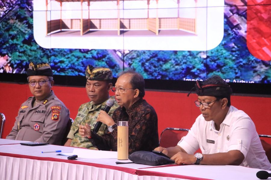 Dalam rapat persiapan akhir IBTK di Wyata Graha Besakih, Gubernur Bali Wayan Koster menekankan bahwa pengelolaan transportasi menjadi kunci utama untuk mengurangi kepadatan pamedek. (sukadana/kturnip)