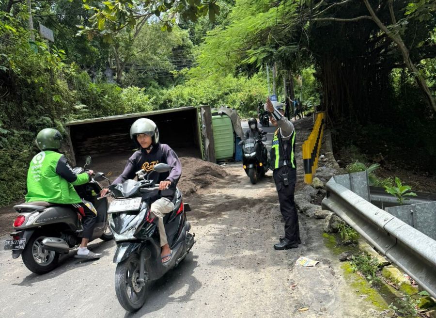 Truk Hino bermuatan pasir terguling di kawasan tanjakan Pura Goa Gong, Ungasan, Kecamatan Kuta Selatan, Badung, Bali, Selasa (17/2/2026). (foto/hes)