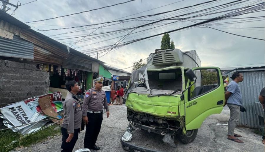 Truk boks Hino menabrak warung Mitra Mandiri (warung kelontong) di Jalan Bung Tomo, KM 4, Pemecutan Kaja, Denpasar Utara, Denpasar, Bali, Kamis (26/3/2026). (foto/hes)