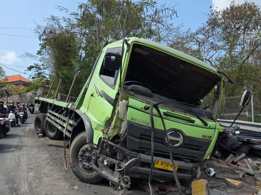 Kecelakaan antara truk tornton dan mobil listrik terjadi di Jalan Labuan Sait, Pecatu, Kuta Selatan, Badung, Bali, Kamis (1/10/2026). (foto/hes)