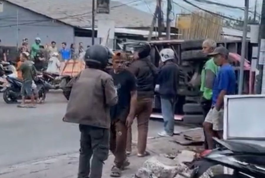 Truk pengangkut pasir tiba-tiba mundur lalu menabrak Warung Rendang Roll persis di simpang Hotel Four Point Ungasan, Jalan Uluwatu, Kuta Selatan, Badung, Bali, Selasa (11/11/2025) (foto/hes)