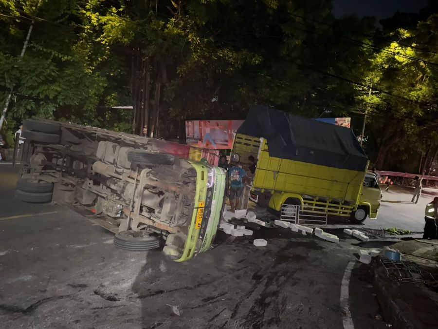 Truk pengangkut batu bata ringan (hebel) nopol L 8801 UY, terguling di ?Jalan Raya Uluwatu tanjakan Pura Tegeh Sari, Jimbaran, Kecamatan Kuta Selatan, Badung, Bali, Jumat (20/2/2026). (foto/hes)