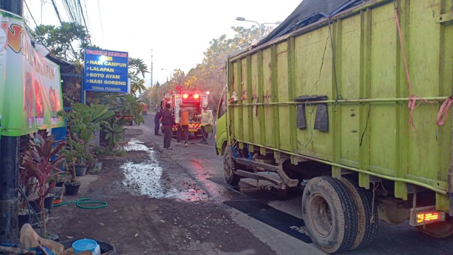 Petugas Pemadam Kebakaran dan Penyelamatan Kota Denpasar menangani kebakaran pada truk pengangkut sampah di Jalan Bypass Ngurah Rai, depan Prima Jaya Stone, di wilayah Desa Kesiman, Pentilan, Denpasar Timur, Denpasar, Bali, Selasa (9/6/2026). (foto/hes)