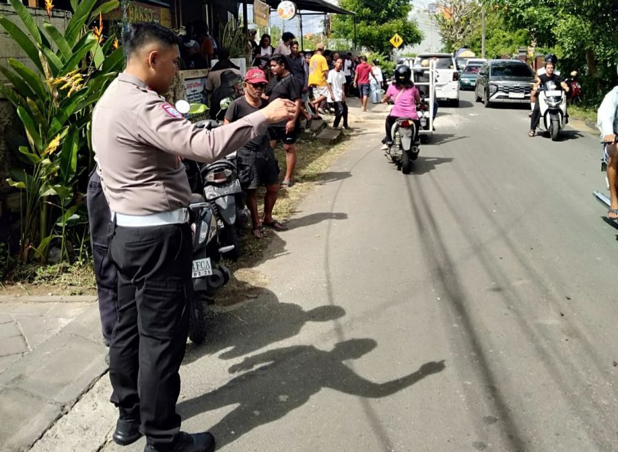 Tiga orang tewas akibat truk tangki menabrak sepeda motor Honda Vario di simpang Gang Buahan, Jalan Goa Gong, Desa Ungasan, Kecamatan Kuta Selatan, Badung, Bali, Selasa (2/12/2025). (foto/hes)