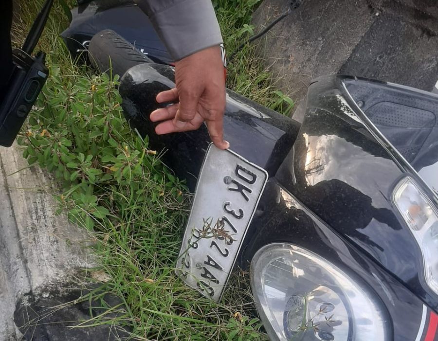 Sepeda motor Honda Scoopy nopol DK 3462 AAG yang terlibat kecelakaan dengan truk tronton mixer nopol B 9200 KIO di simpang ?empat Jalan By Pass Ngurah Rai dan Jalan Tirtanadi, Denpasar Selatan, Denpasar, Bali, Kamis (27/11/2025) sore. (foto/hes)