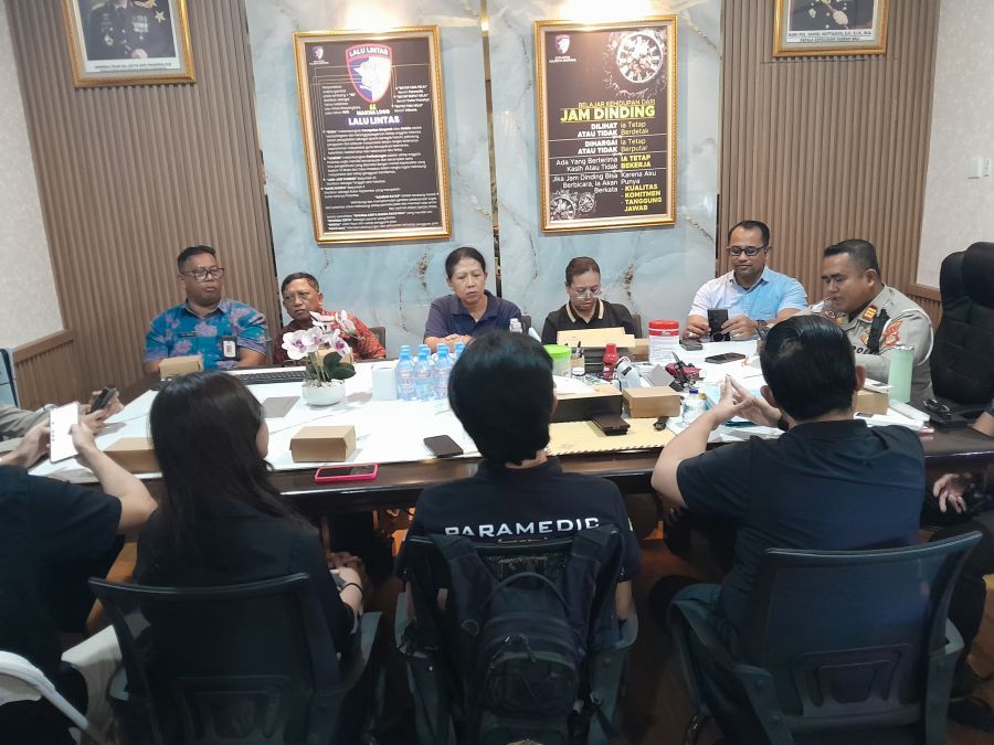 Wakasat Lantas Polresta Denpasar AKP Untung Laksono memimpin rapat klarifikasi dengan menghadirkan Dinas Kesehatan Provinsi Bali, BPBD, PMI, dan Abu Ahmad selaku Direktur Namru dan pengurusnya, di ruang rapat pimpinan Satlantas Polresta Denpasar, Bali, Selasa (28/7/2026). (foto/hes)
