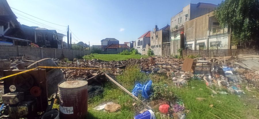 Kobaran api membakar habis tumpukan kayu bekas proyek bangunan di lahan di Jalan Pulau Moyo I, Banjar Dukuh Pesirahan, Kelurahan Pedungan, Denpasar Selatan, Denpasar, Bali. (foto/hes)