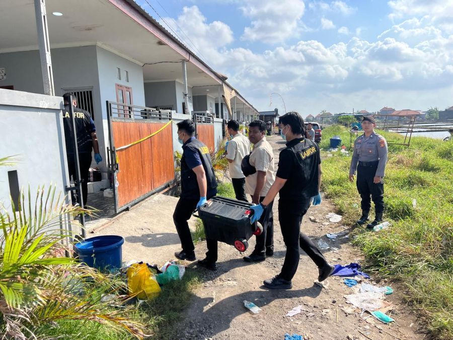 Polisi melakukan olah TKP di lokasi wanita berinisial AS ditemukan meninggal dengan cara tragis di kamar kosnya di Jalan Mekar II Blok A-12 Kavling 6, Banjar Pitik, Kelurahan Pedungan, Denpasar Selatan, Denpasar, Bali. (foto/hes)