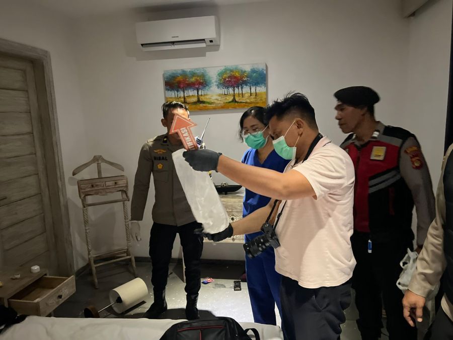 Polisi memeriksa tempat turis asal Britania Raya ditemukan tewas misterius di sebuah Vila di Jalan Taman Mertanadi, Lingkungan Taman, Kelurahan Kerobokan Kelod, Kuta Utara, Badung, Bali, Sabtu (29/8/2026) malam. (foto/hes)